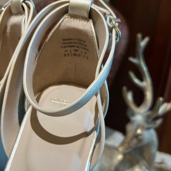 Draper James RSVP Averie, open toe heels/sandals, 3.75" heel, gold. 9.5m new - Picture 5 of 11